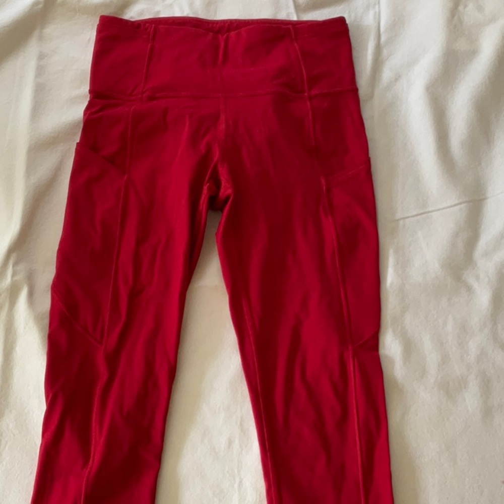 Red cropped lulu leggings with pockets